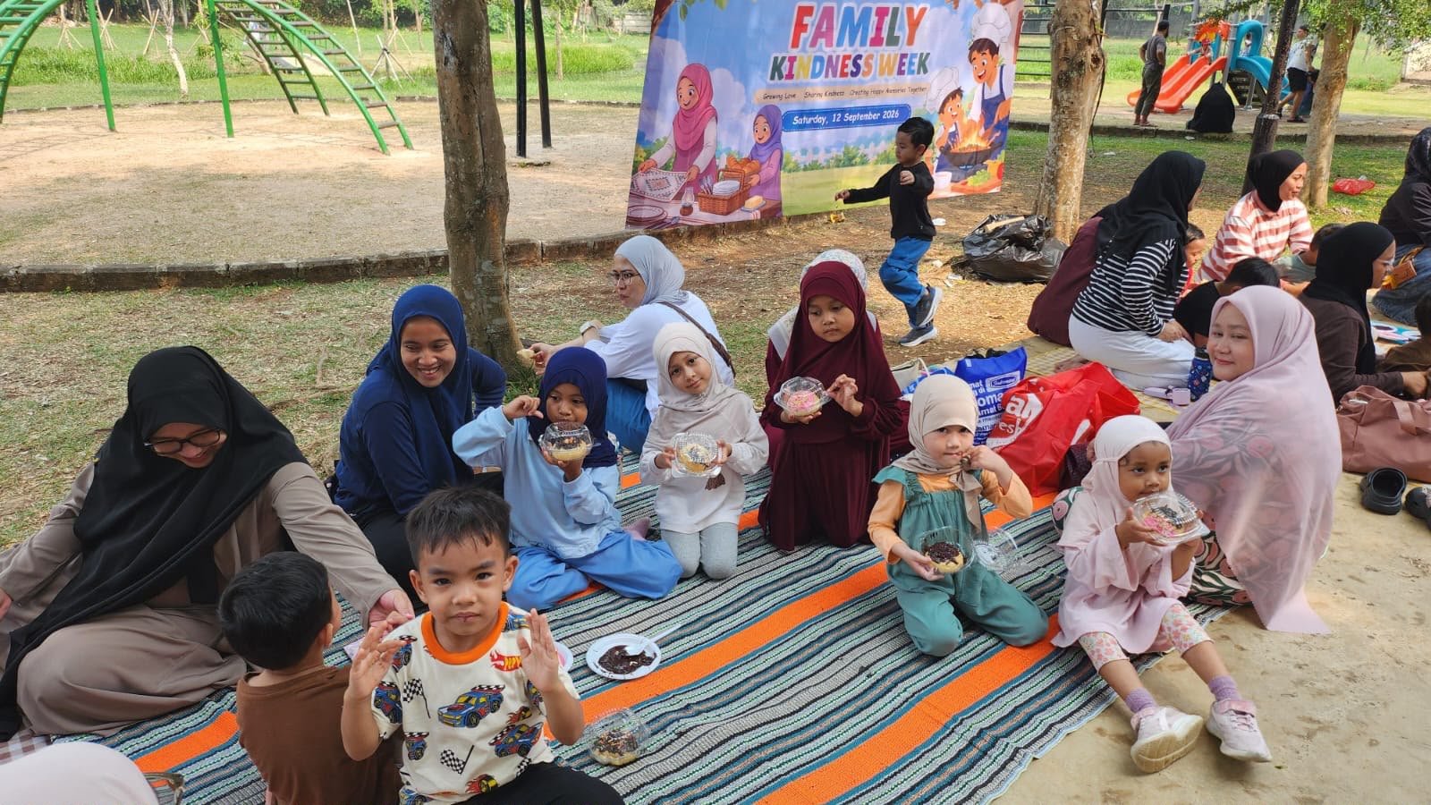 Anak-anak dan pendamping berkumpul sambil menunjukkan hasil kegiatan